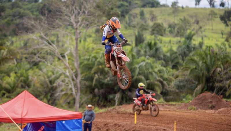 Motocross em Nova Mamoré exigiu força e garra dos pilotos e da organização